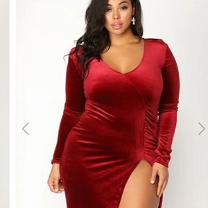 Plus Size Red Velvet Dress w/slit. 💃🏻💃🏻